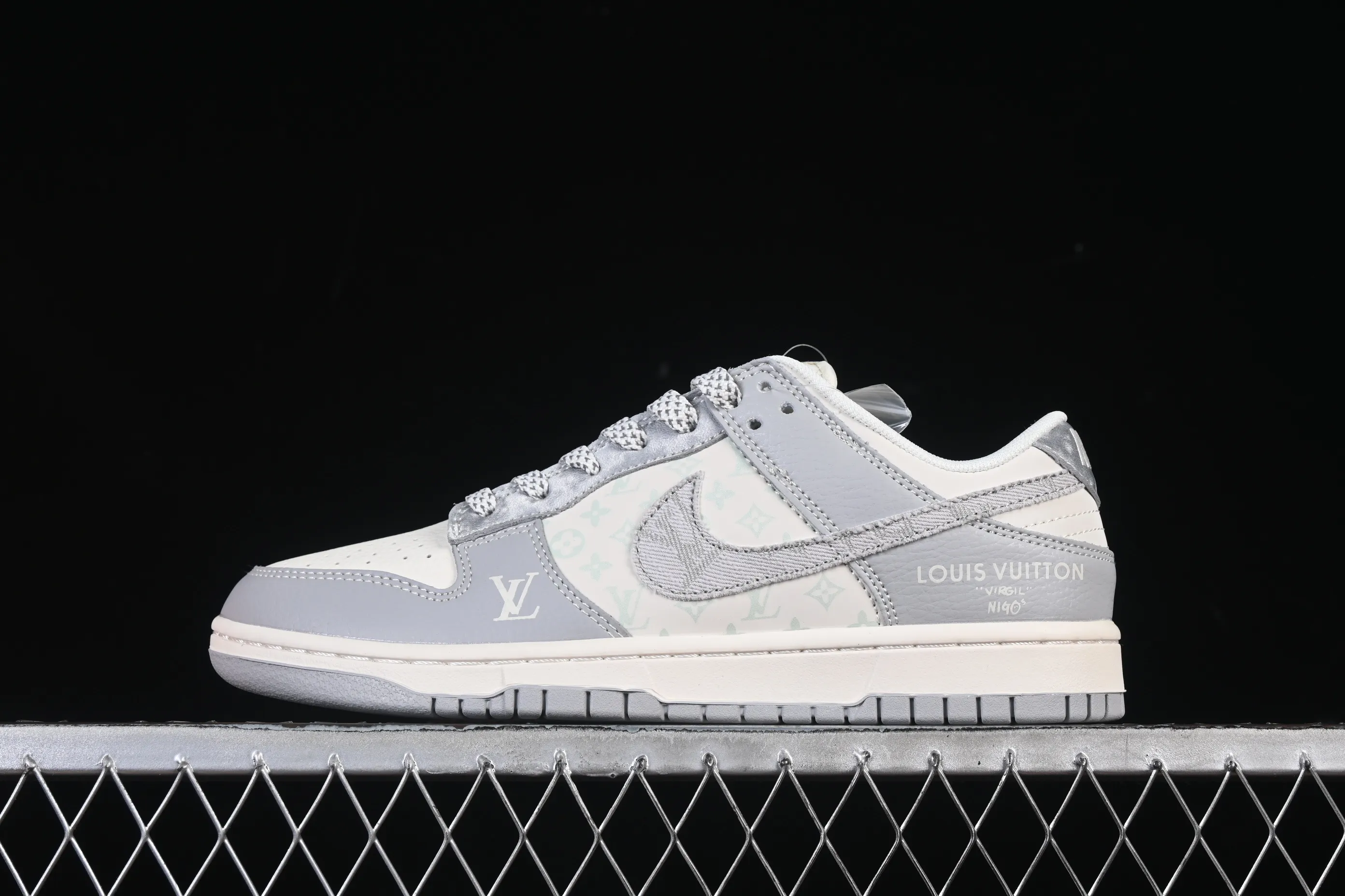 All categories Nk SB Dunk Series Nk SB Dunk Low High-end customized low-top sneakers Nike SB Dunk Low LV co-branded denim versatile gray Anniversary high-end customized low-top casual sneakers XS6089-629